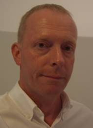 Ein Bild, das Person, Menschliches Gesicht, Vorderkopf, Kinn enthlt.

Automatisch generierte Beschreibung