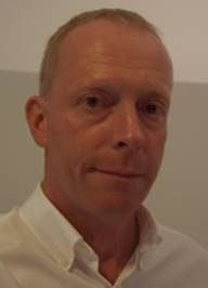 Ein Bild, das Person, Menschliches Gesicht, Vorderkopf, Kinn enthlt.

Automatisch generierte Beschreibung